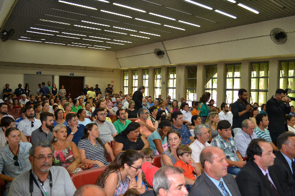 Público lota o Salão do Júri “Juiz Carlos Teixeira Leite”, em Monte Azul Paulista, durante a solenidade de diplomação 